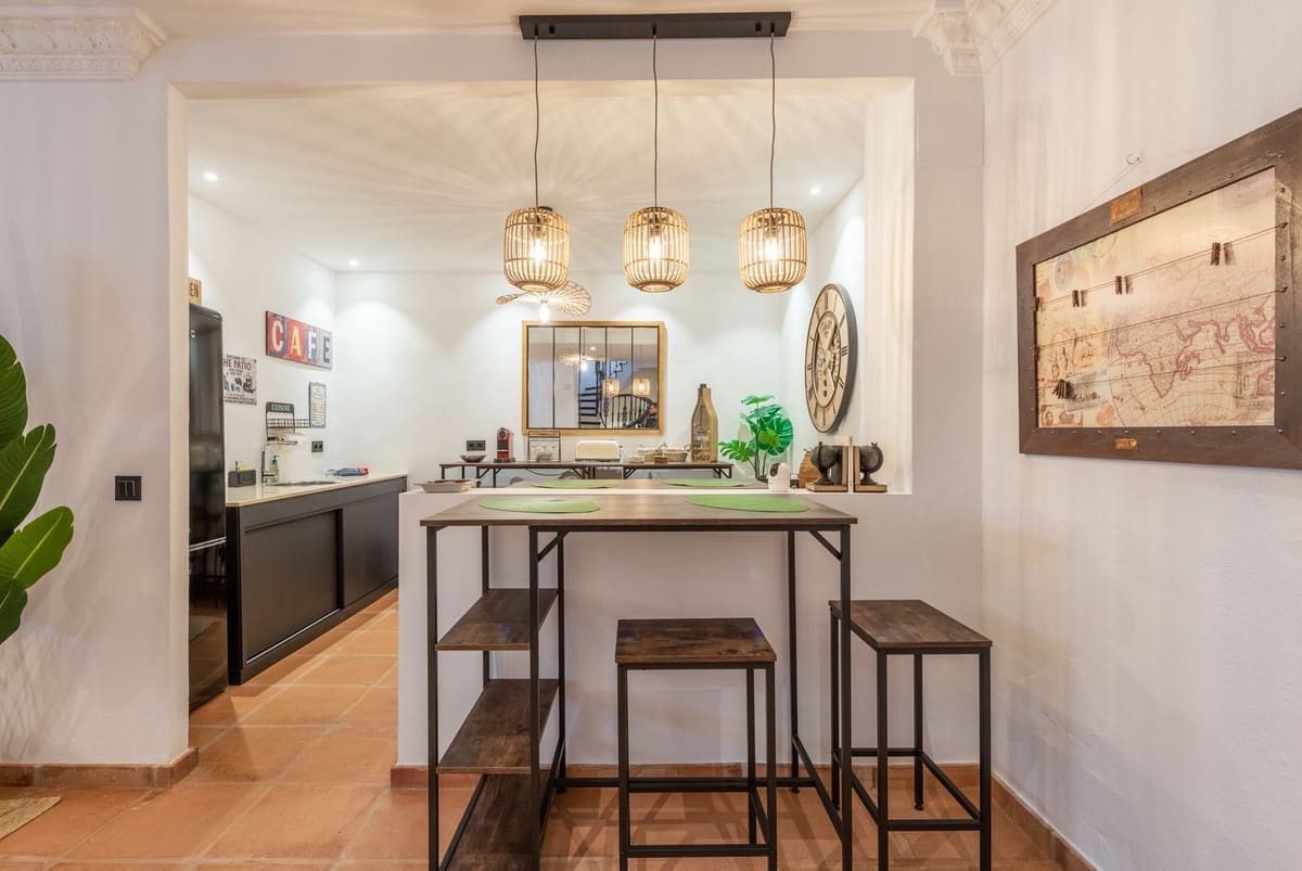 5 soverom Villa til salgs i El Paraiso med svømmebasseng garasje - € 3 850 000 (Ref: 8474750)