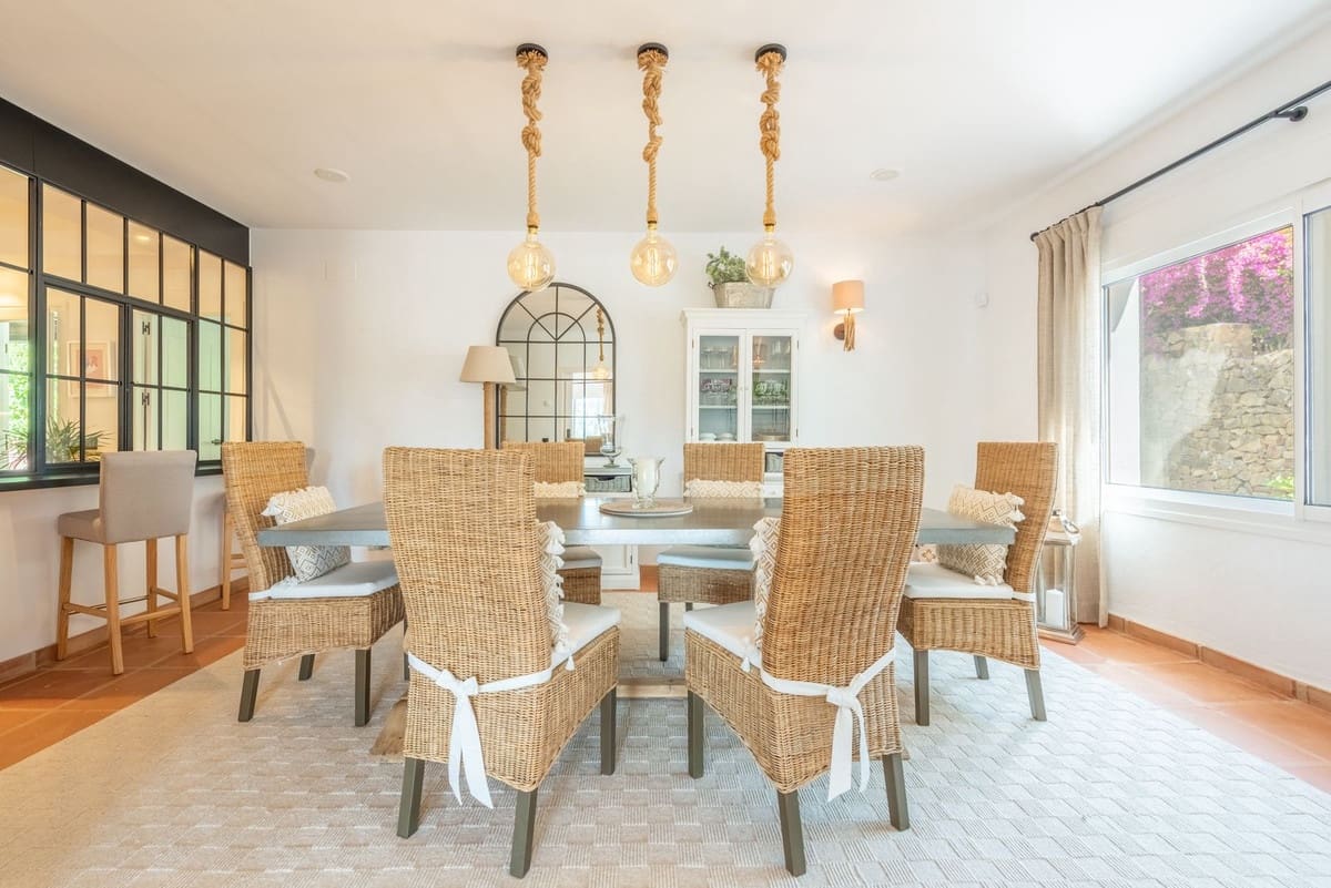 5 soverom Villa til salgs i El Paraiso med svømmebasseng garasje - € 3 850 000 (Ref: 8474750)