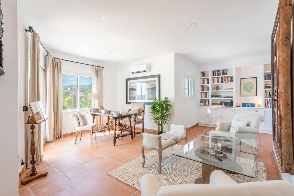 5 soverom Villa til salgs i El Paraiso med svømmebasseng garasje - € 3 850 000 (Ref: 8474750)