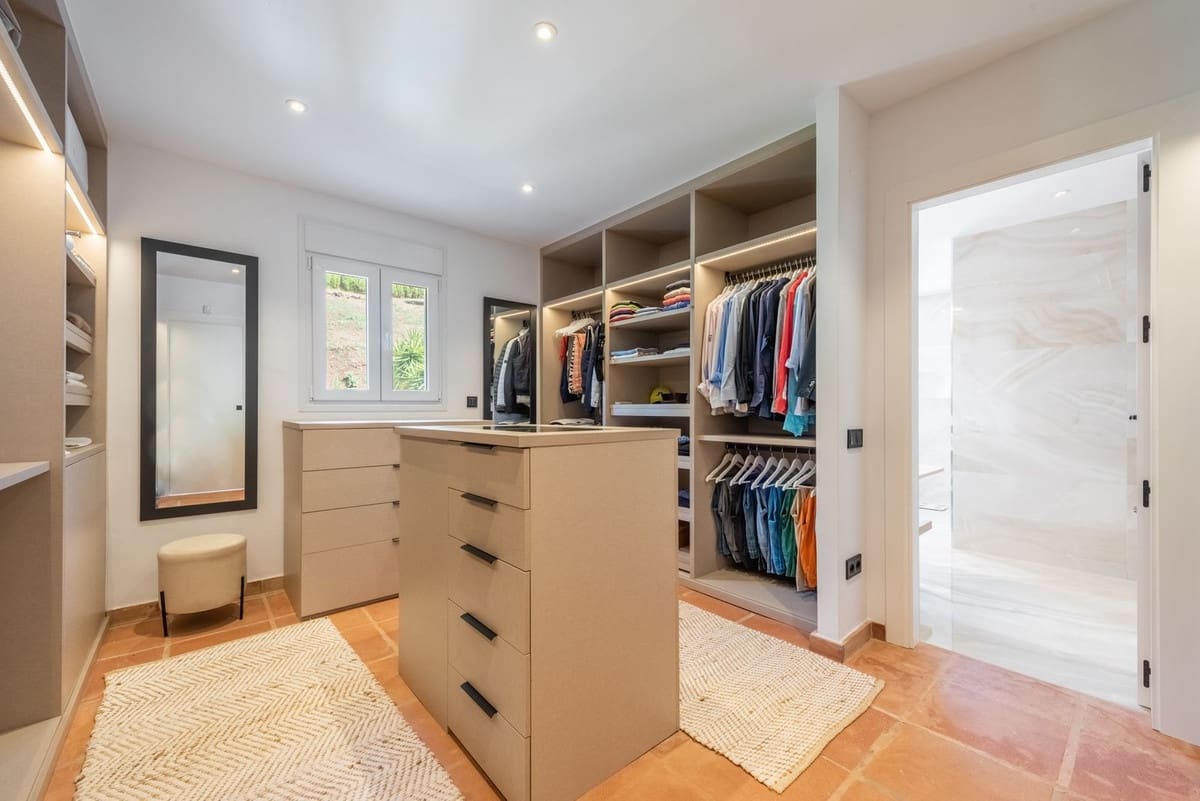 5 soverom Villa til salgs i El Paraiso med svømmebasseng garasje - € 3 850 000 (Ref: 8474750)