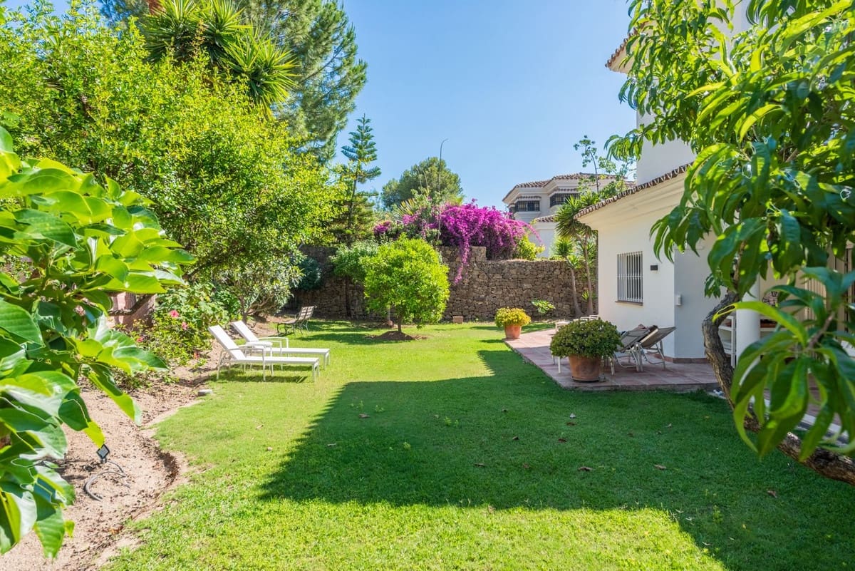 5 soverom Villa til salgs i El Paraiso med svømmebasseng garasje - € 3 850 000 (Ref: 8474750)