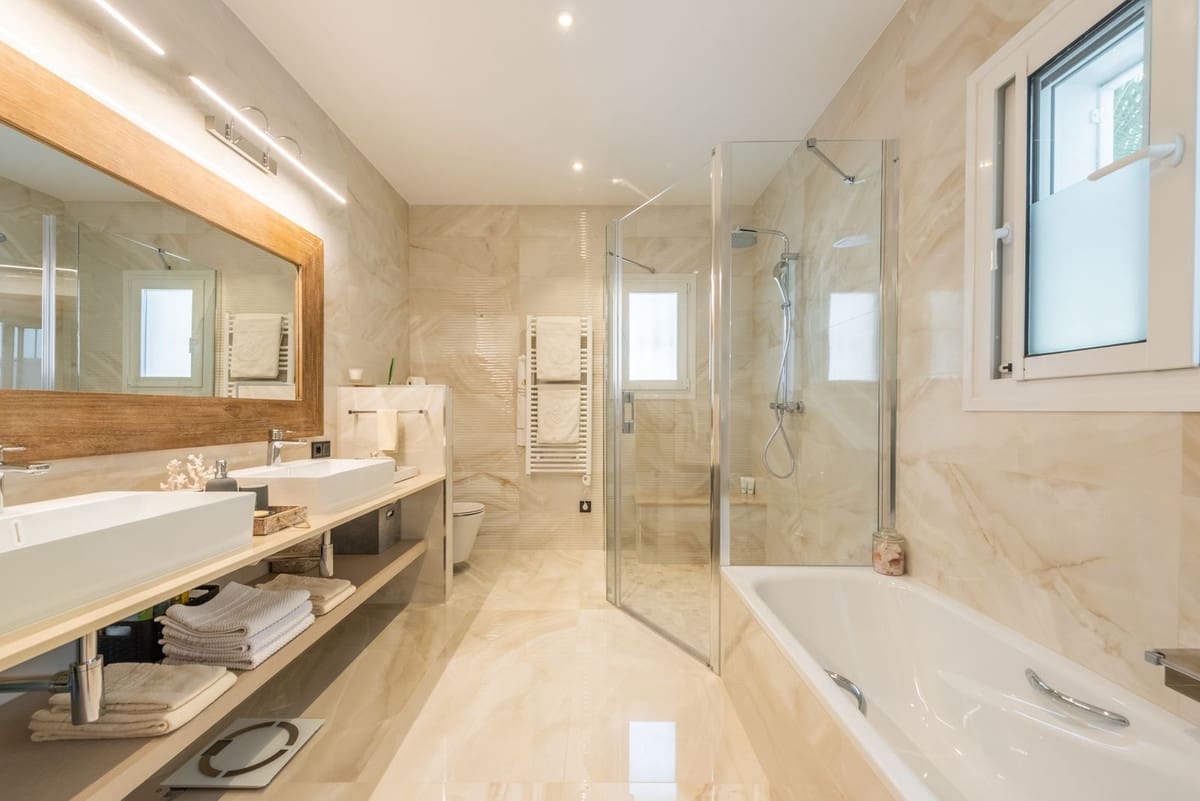 5 soverom Villa til salgs i El Paraiso med svømmebasseng garasje - € 3 850 000 (Ref: 8474750)