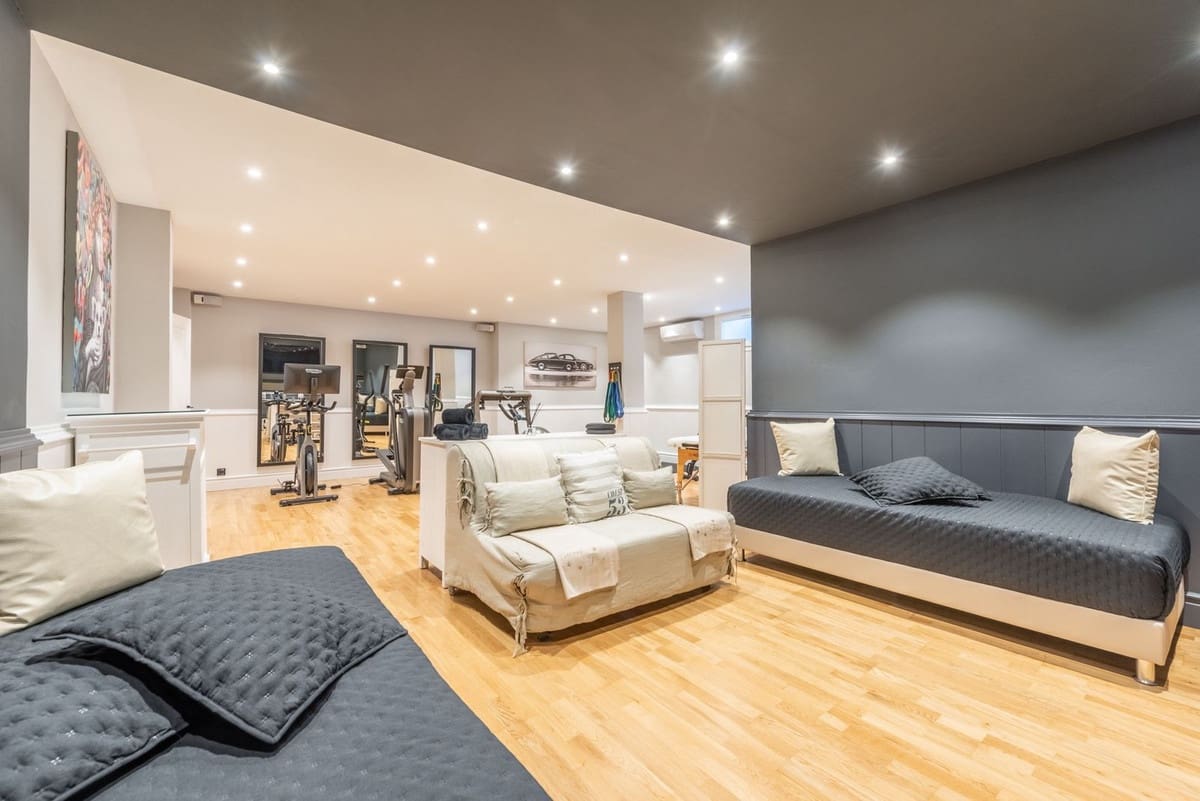 5 soverom Villa til salgs i El Paraiso med svømmebasseng garasje - € 3 850 000 (Ref: 8474750)