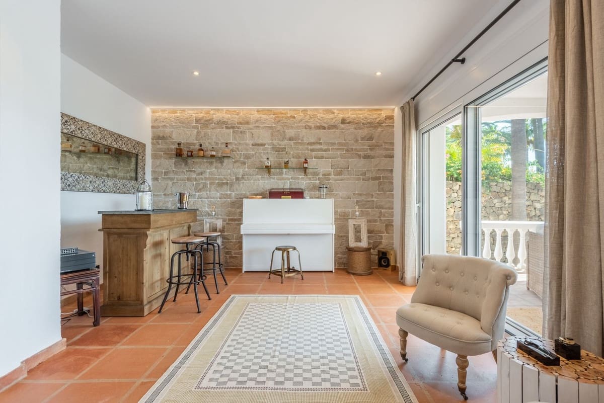 5 soverom Villa til salgs i El Paraiso med svømmebasseng garasje - € 3 850 000 (Ref: 8474750)