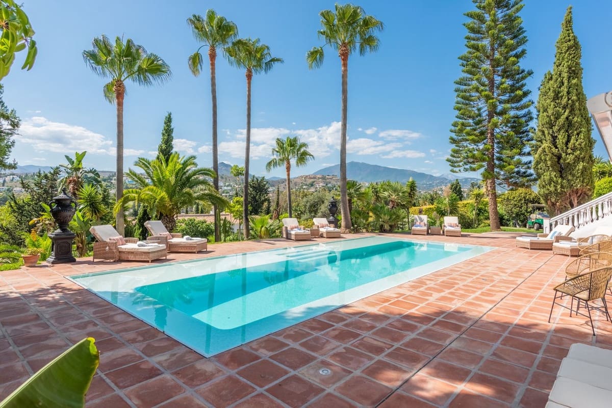 5 soverom Villa til salgs i El Paraiso med svømmebasseng garasje - € 3 850 000 (Ref: 8474750)