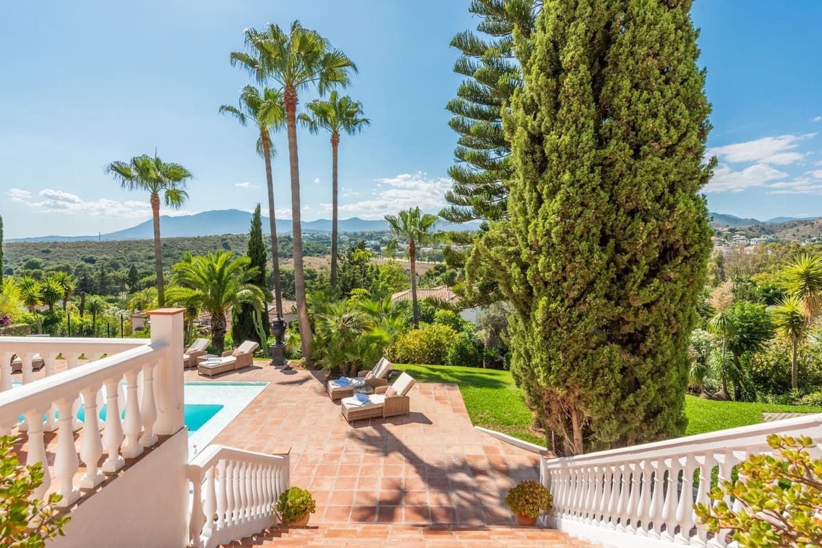 5 soverom Villa til salgs i El Paraiso med svømmebasseng garasje - € 3 850 000 (Ref: 8474750)