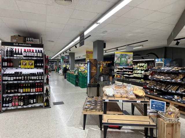 Commercieel te koop in Centro, Estepona - € 3.027.060 (Ref: 8474823)