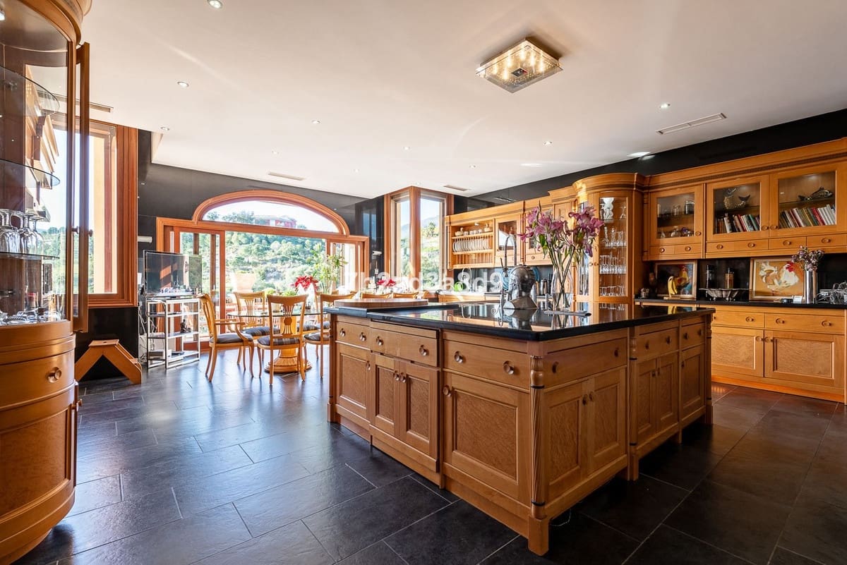 12 soverom Villa til salgs i La Zagaleta med svømmebasseng garasje - € 10 000 000 (Ref: 8474890)