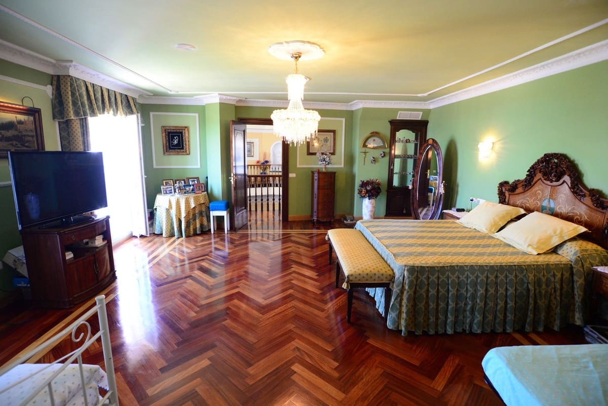 6 soverom Villa til salgs i Malaga by med svømmebasseng - € 3 150 000 (Ref: 8474966)