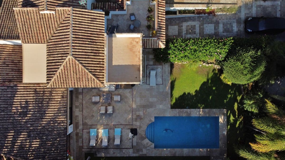 5 bedroom Villa for sale in Aloha Golf with pool garage - € 3,500,000 (Ref: 8474983)