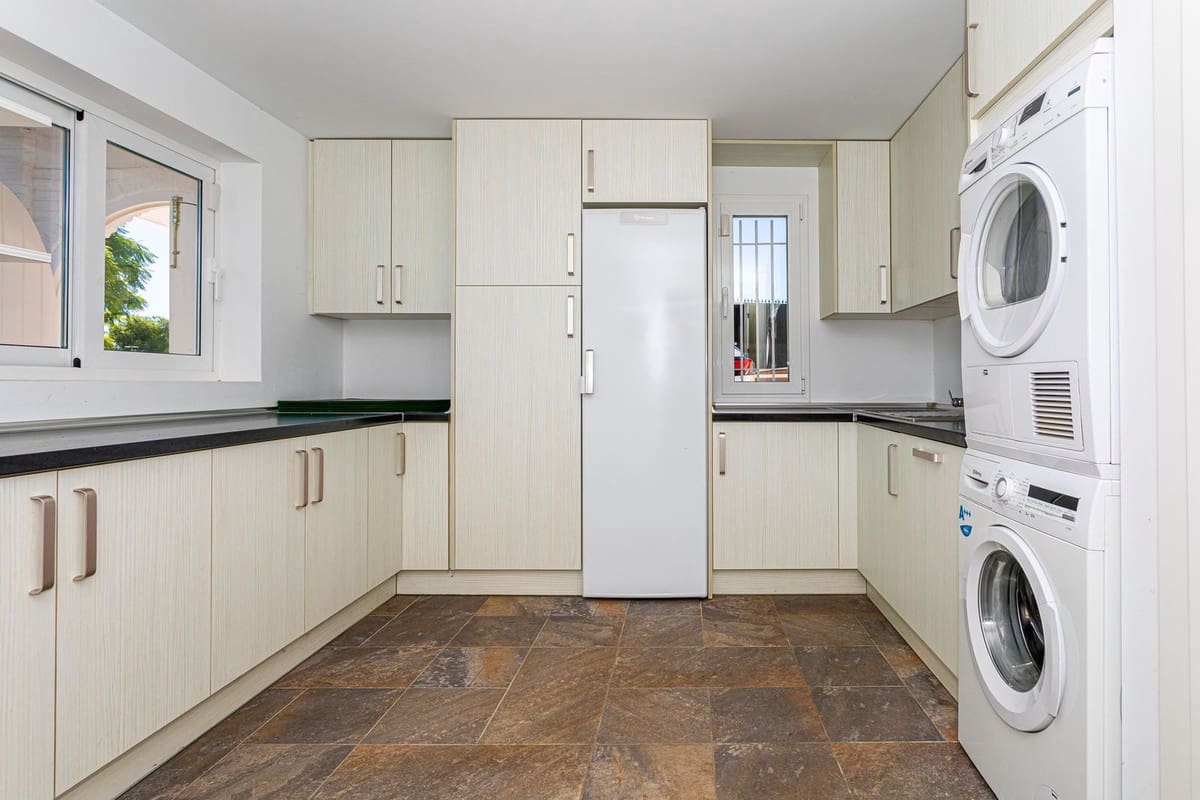 8 sypialnia Willa na sprzedaż w Benalmadena z basenem garażem - 8 000 000 € (Ref: 8474995)