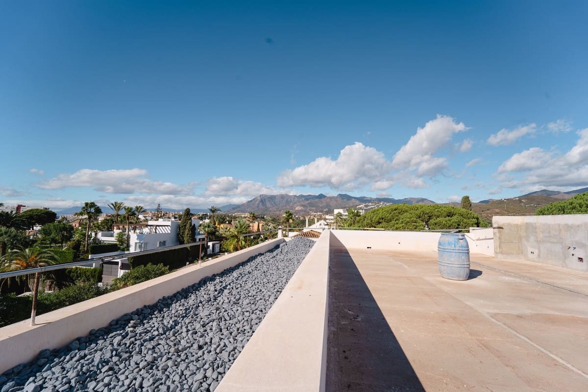 4 sypialnia Willa na sprzedaż w Las Chapas z basenem - 3 000 000 € (Ref: 8475004)