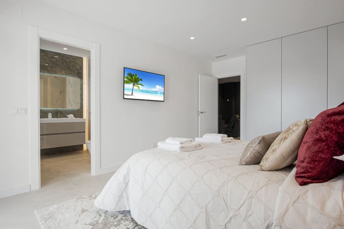 5 bedroom Villa for sale in Los Flamingos with pool garage - € 3,495,000 (Ref: 8485153)