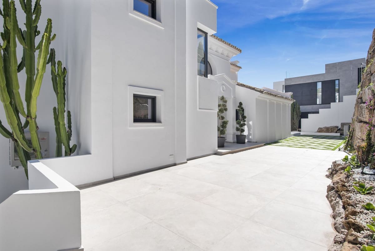 5 bedroom Villa for sale in Los Flamingos with pool garage - € 3,495,000 (Ref: 8485153)