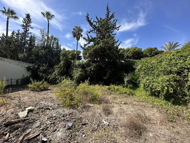 Grunde uden byggetilladelser til salg i Las Brisas, Marbella - € 640.000 (Ref: 8514251)