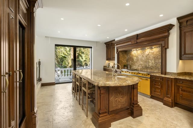 12 soverom Villa til salgs i Aloha Golf, Marbella med svømmebasseng - € 10 850 000 (Ref: 8514340)