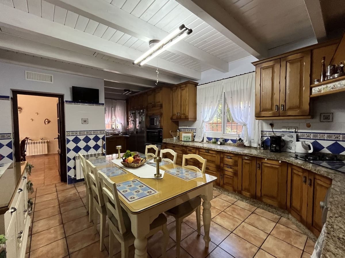 6 soveværelse Finca/Landehus til salg i Coin med swimmingpool - € 3.640.000 (Ref: 8529425)