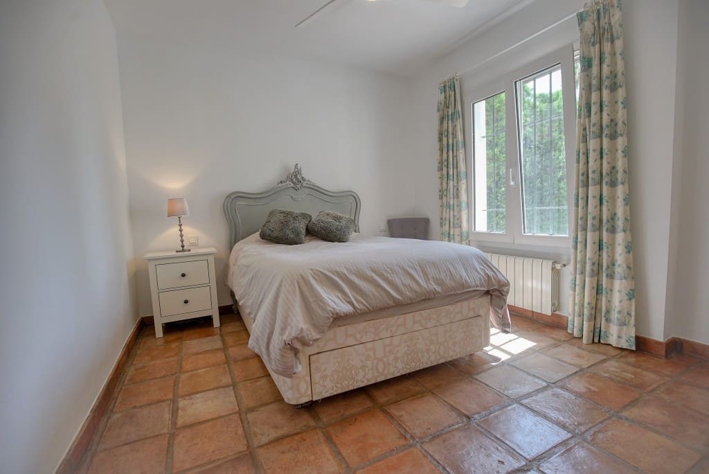 4 sypialnia Willa na sprzedaż w Sotogrande z basenem garażem - 1 200 000 € (Ref: 8529453)