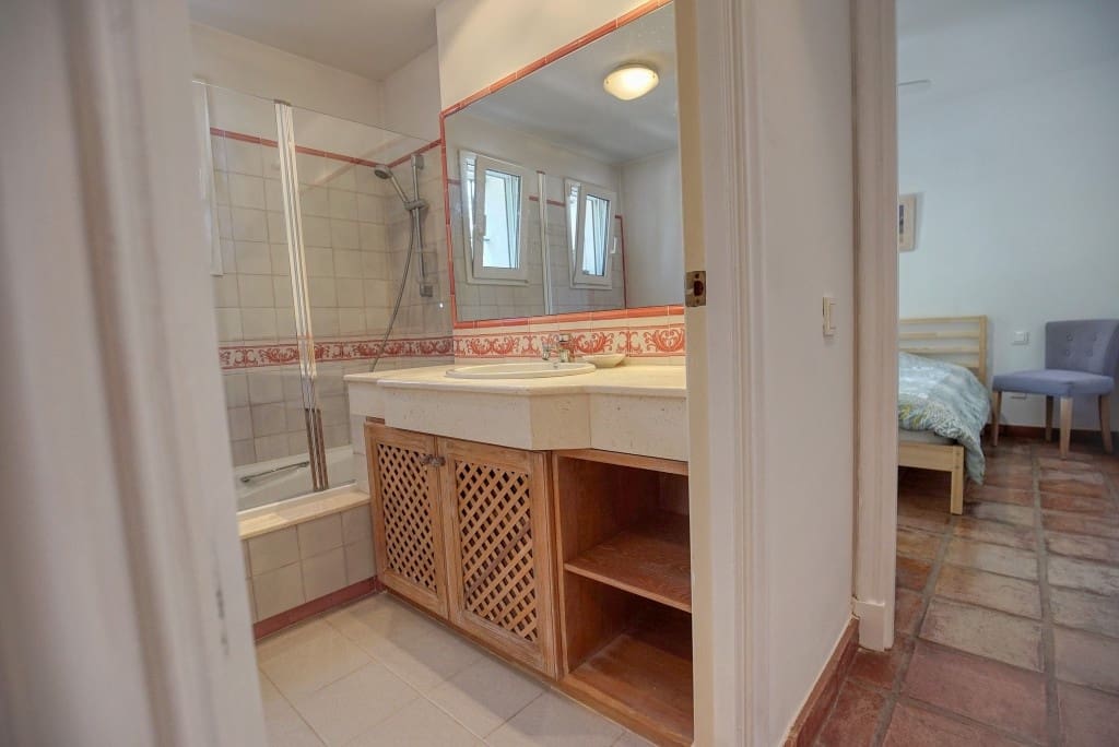 4 sypialnia Willa na sprzedaż w Sotogrande z basenem garażem - 1 200 000 € (Ref: 8529453)