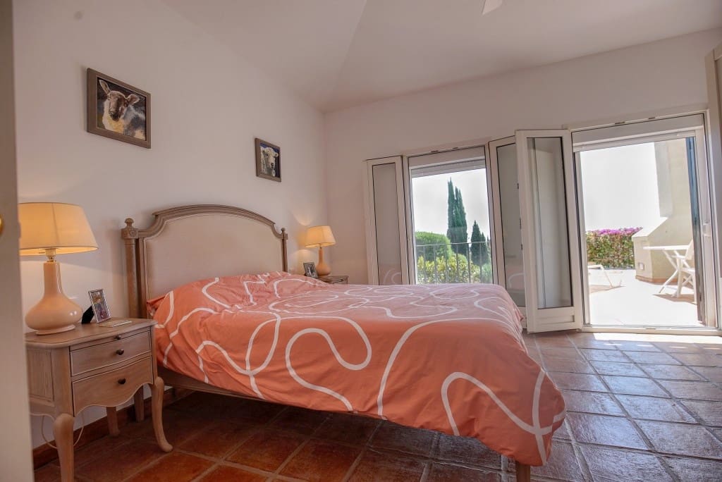 4 sypialnia Willa na sprzedaż w Sotogrande z basenem garażem - 1 200 000 € (Ref: 8529453)