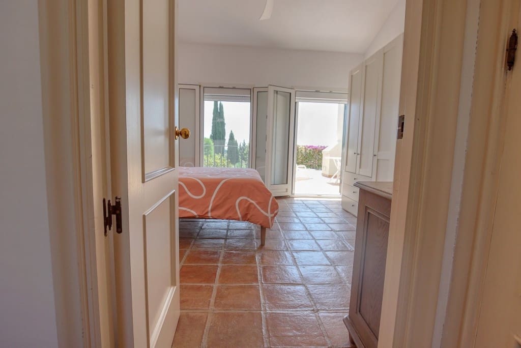 4 sypialnia Willa na sprzedaż w Sotogrande z basenem garażem - 1 200 000 € (Ref: 8529453)