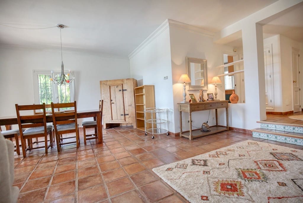 4 sypialnia Willa na sprzedaż w Sotogrande z basenem garażem - 1 200 000 € (Ref: 8529453)