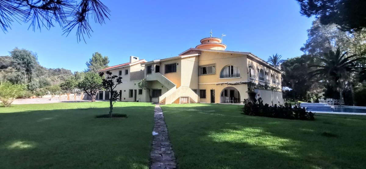 9 soverom Villa til salgs i Golden Mile med svømmebasseng garasje - € 10 500 000 (Ref: 8529540)