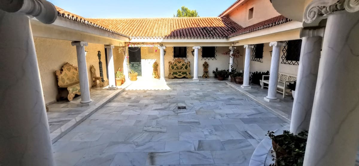 9 soverom Villa til salgs i Golden Mile med svømmebasseng garasje - € 10 500 000 (Ref: 8529540)