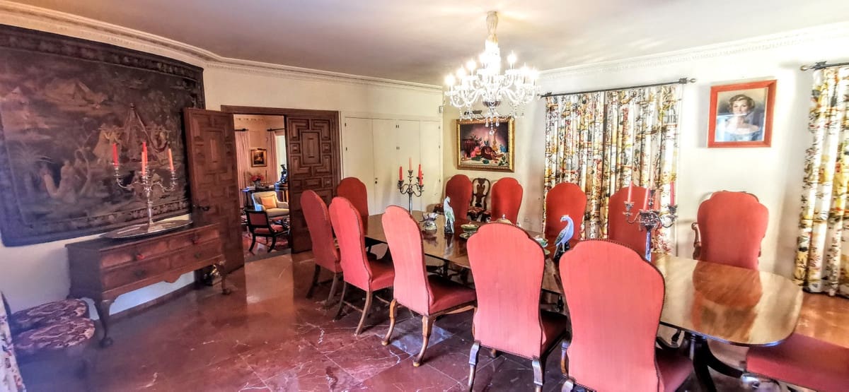 9 soverom Villa til salgs i Golden Mile med svømmebasseng garasje - € 10 500 000 (Ref: 8529540)