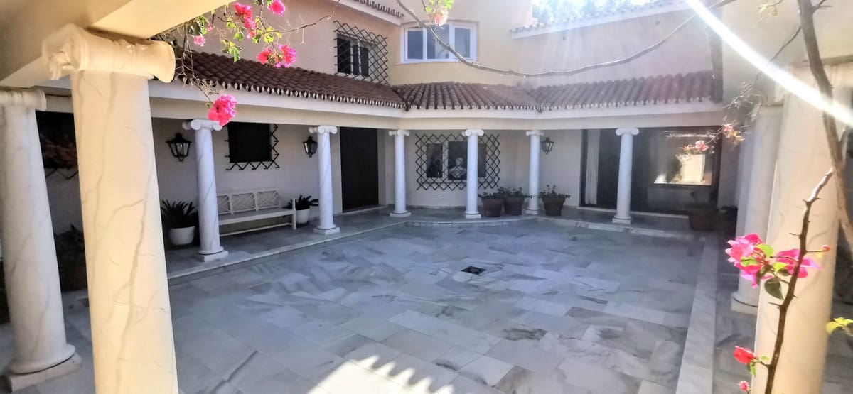 9 soverom Villa til salgs i Golden Mile med svømmebasseng garasje - € 10 500 000 (Ref: 8529540)