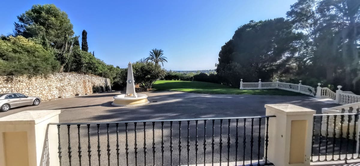 9 soverom Villa til salgs i Golden Mile med svømmebasseng garasje - € 10 500 000 (Ref: 8529540)