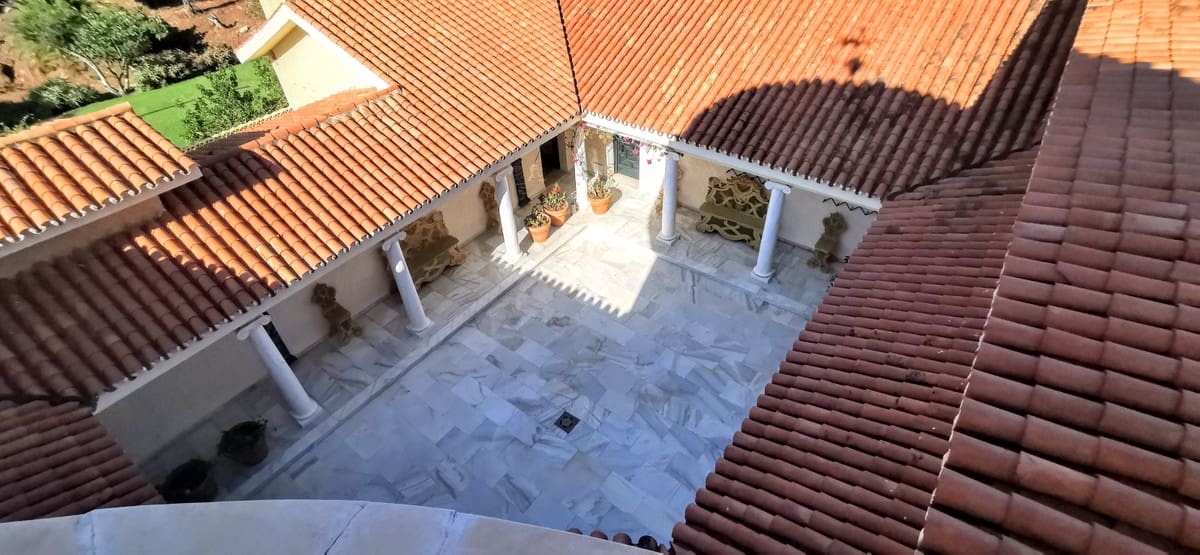 9 soverom Villa til salgs i Golden Mile med svømmebasseng garasje - € 10 500 000 (Ref: 8529540)