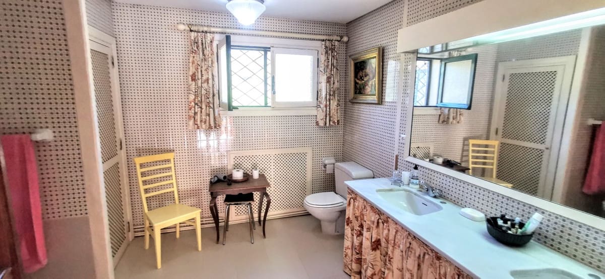 9 soverom Villa til salgs i Golden Mile med svømmebasseng garasje - € 10 500 000 (Ref: 8529540)