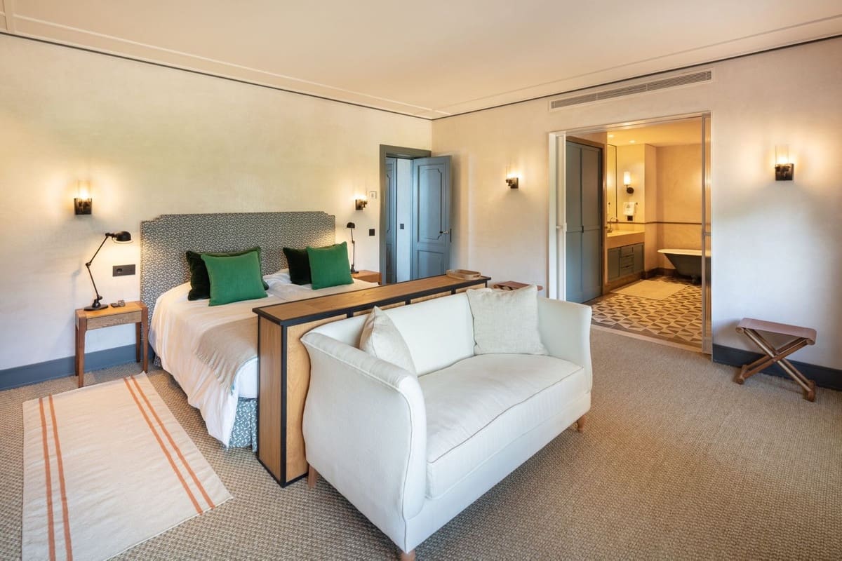 16 sypialnia Willa na sprzedaż w Golden Mile z basenem garażem - 35 000 000 € (Ref: 8529565)