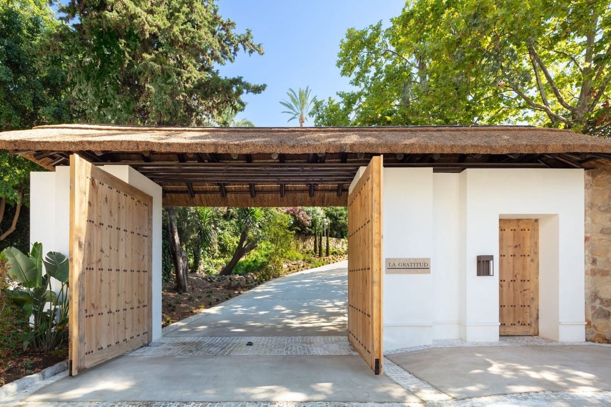 16 sypialnia Willa na sprzedaż w Golden Mile z basenem garażem - 35 000 000 € (Ref: 8529565)