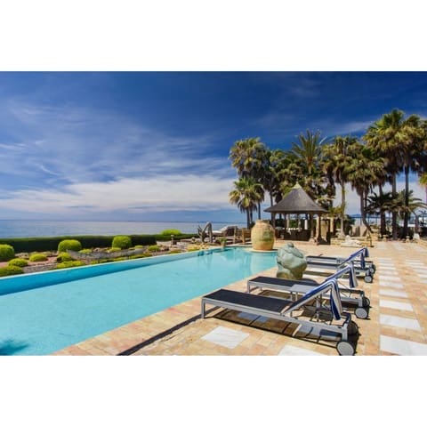 7 makuuhuone Huvila myytävänä paikassa Los Monteros, Marbella mukana uima-altaan 
autotalli - 33 000 000 € (Ref: 8529574)