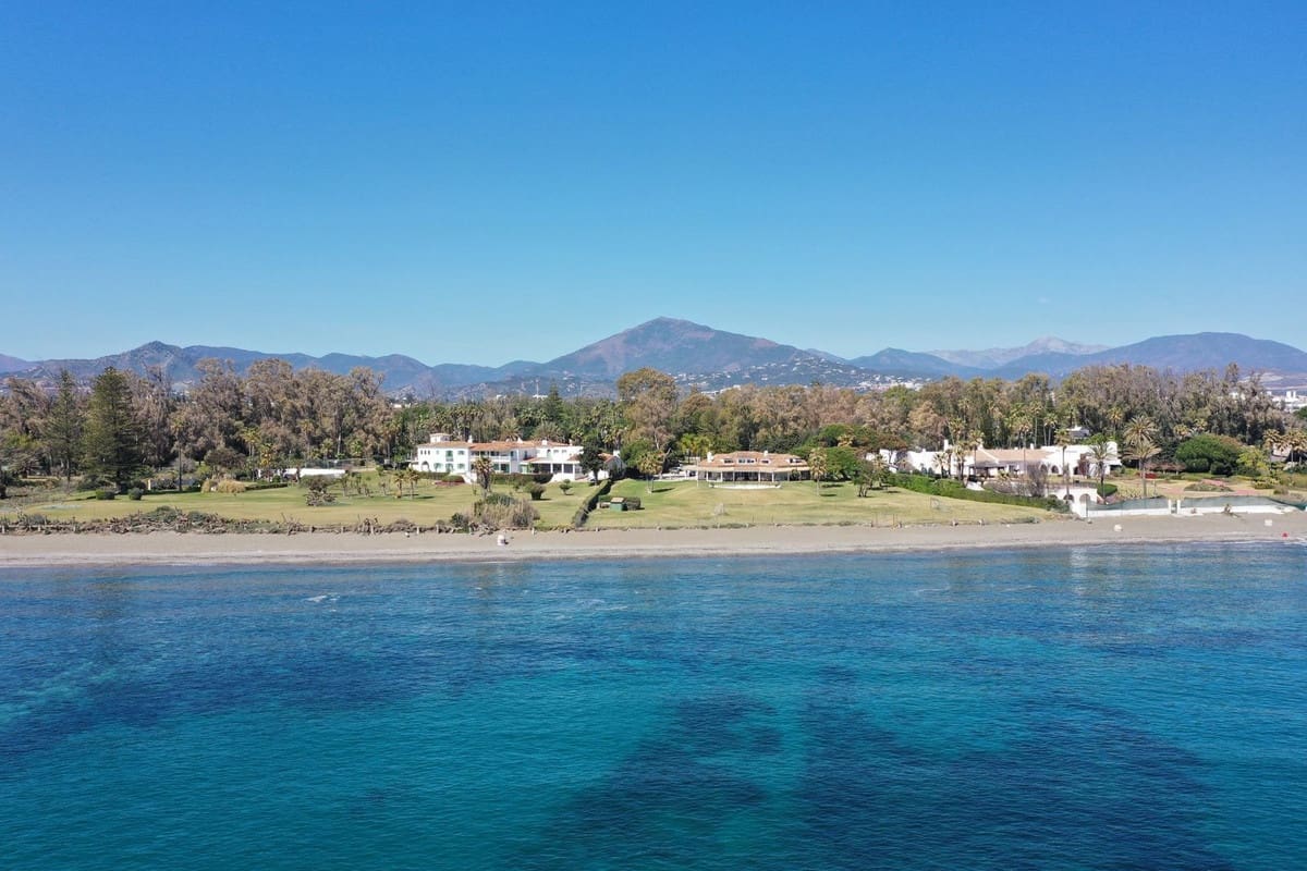 Grunde uden byggetilladelser til salg i Guadalmina - € 30.000.000 (Ref: 8529578)