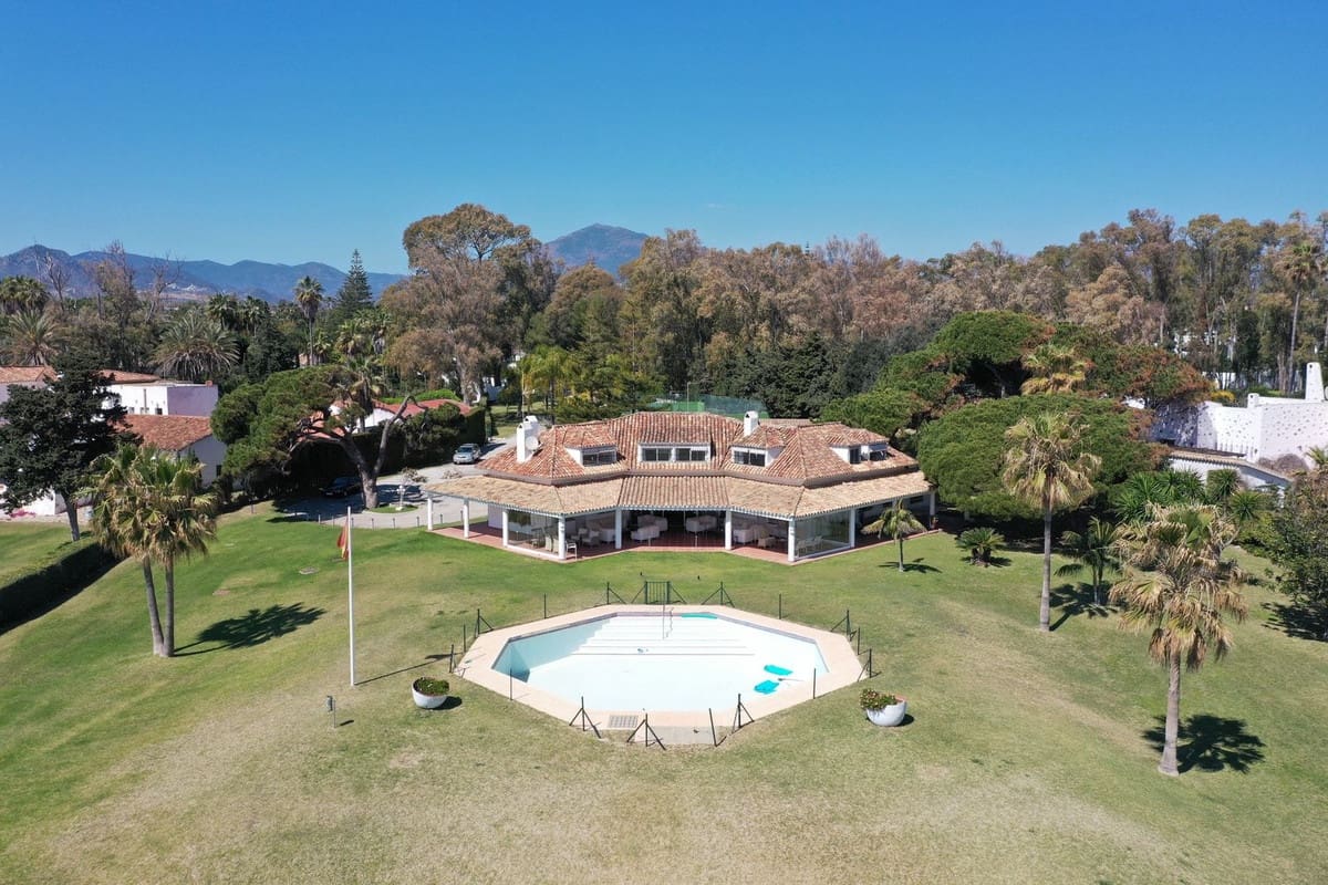 Grunde uden byggetilladelser til salg i Guadalmina - € 30.000.000 (Ref: 8529578)