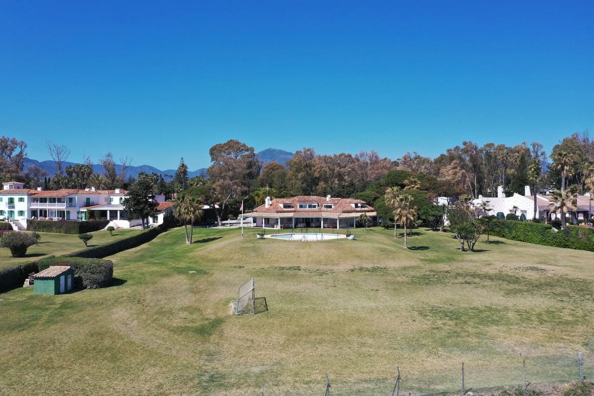 Grunde uden byggetilladelser til salg i Guadalmina - € 30.000.000 (Ref: 8529578)