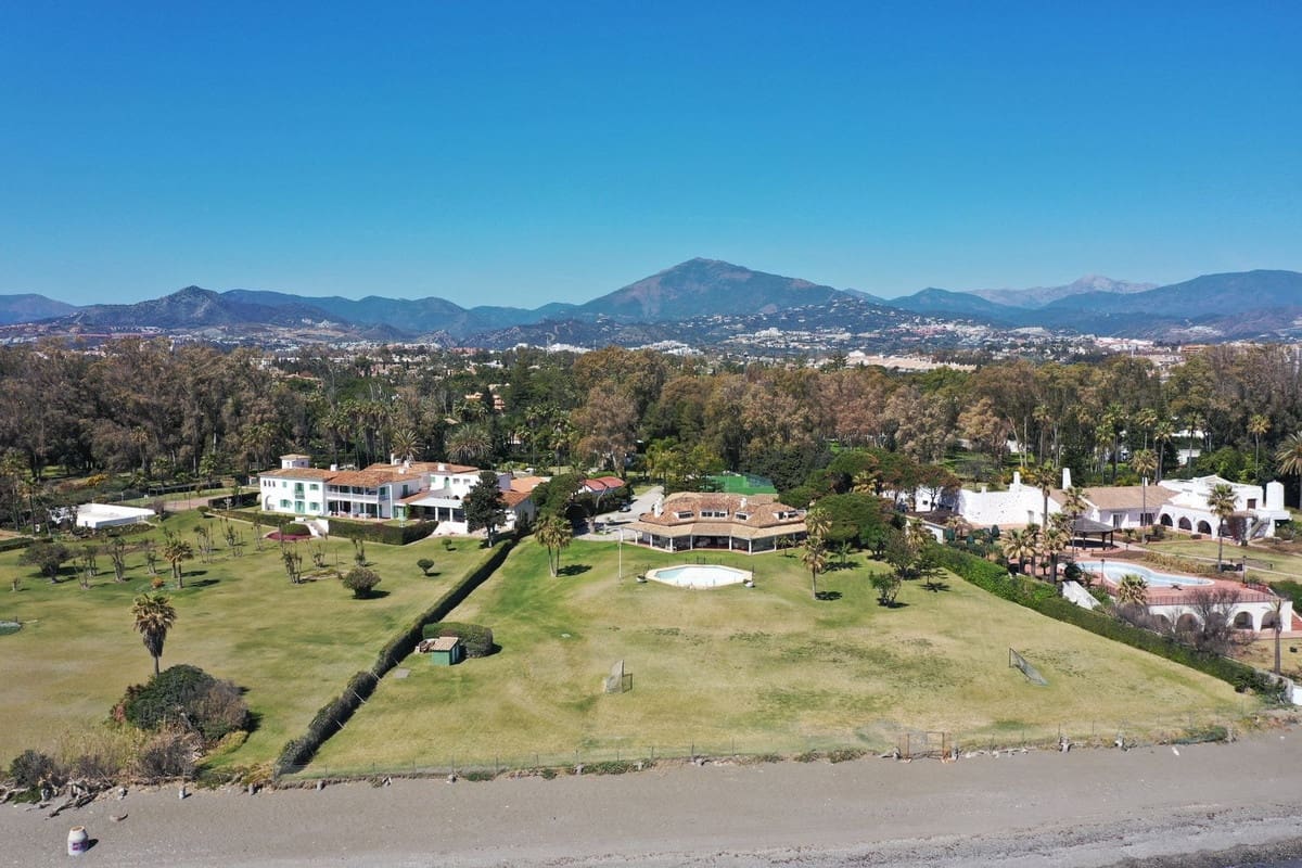 Grunde uden byggetilladelser til salg i Guadalmina - € 30.000.000 (Ref: 8529578)