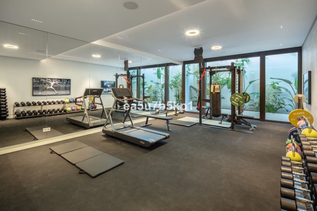 6 sovrum Villa till salu i Nueva Andalucia med pool garage - 13 500 000 € (Ref: 8529597)