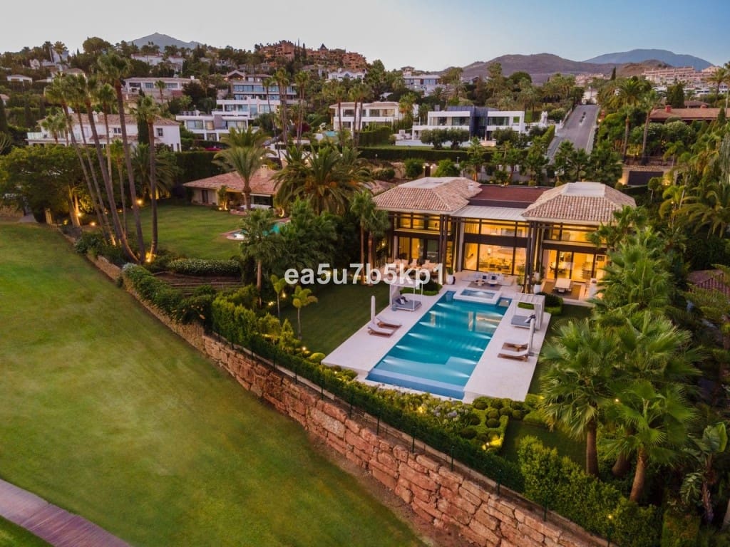 6 sovrum Villa till salu i Nueva Andalucia med pool garage - 13 500 000 € (Ref: 8529597)