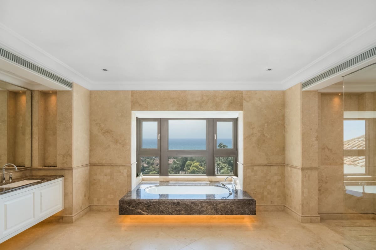 7 chambre Villa/Maison à vendre à Golden Mile avec piscine - 16 300 000 € (Ref: 8529606)