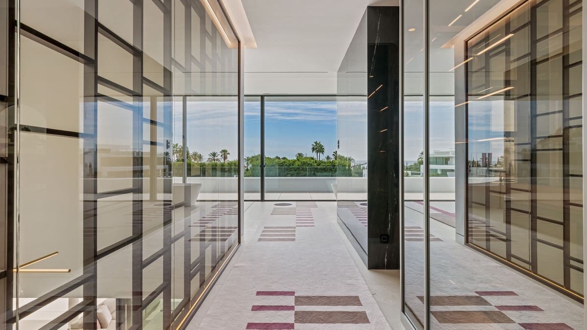 5 soverom Villa til salgs i Golden Mile med svømmebasseng garasje - € 15 800 000 (Ref: 8529624)