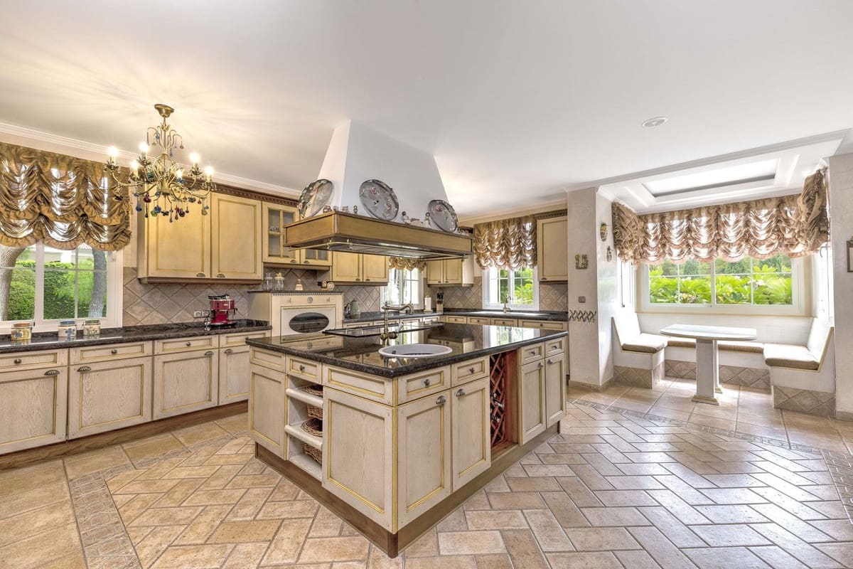 6 bedroom Villa for sale in Golden Mile with pool garage - € 12,500,000 (Ref: 8550764)