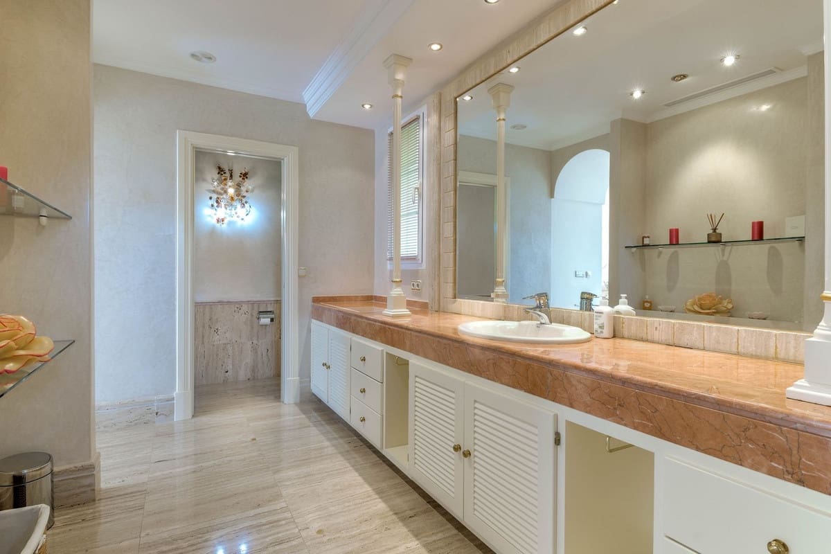 6 bedroom Villa for sale in Golden Mile with pool garage - € 12,500,000 (Ref: 8550764)