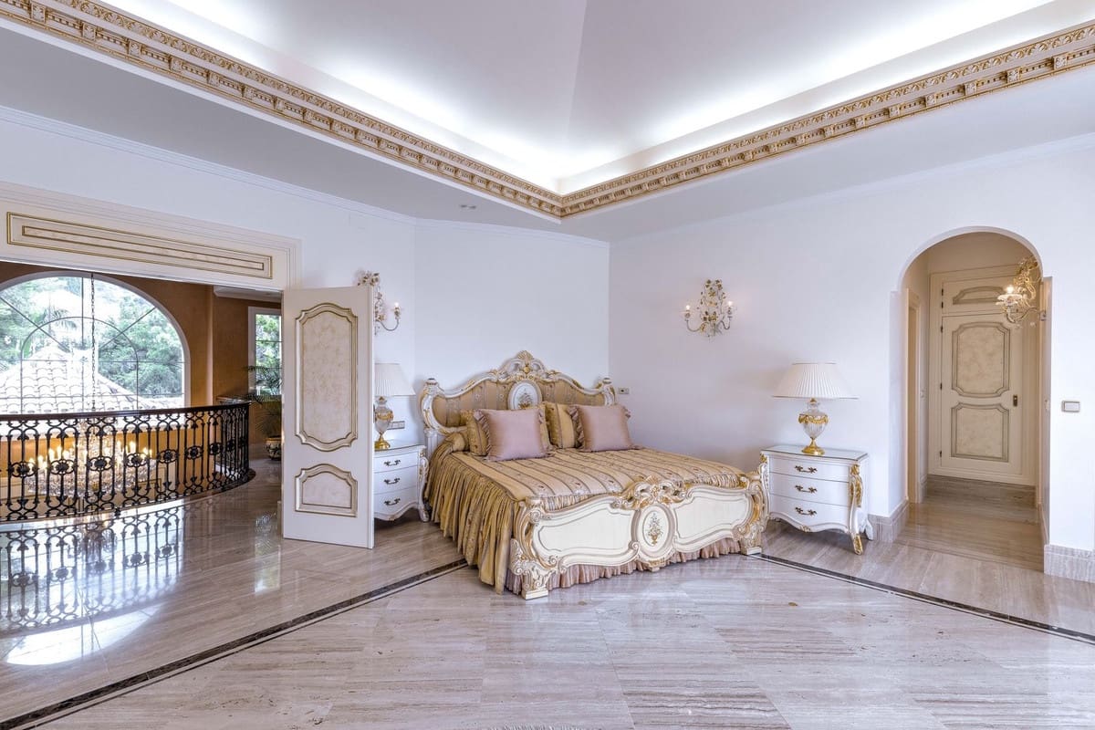 6 bedroom Villa for sale in Golden Mile with pool garage - € 12,500,000 (Ref: 8550764)