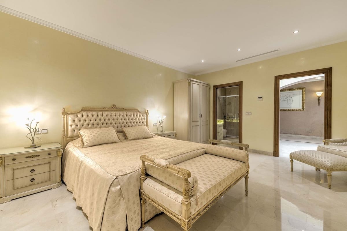 6 bedroom Villa for sale in Golden Mile with pool garage - € 12,500,000 (Ref: 8550764)