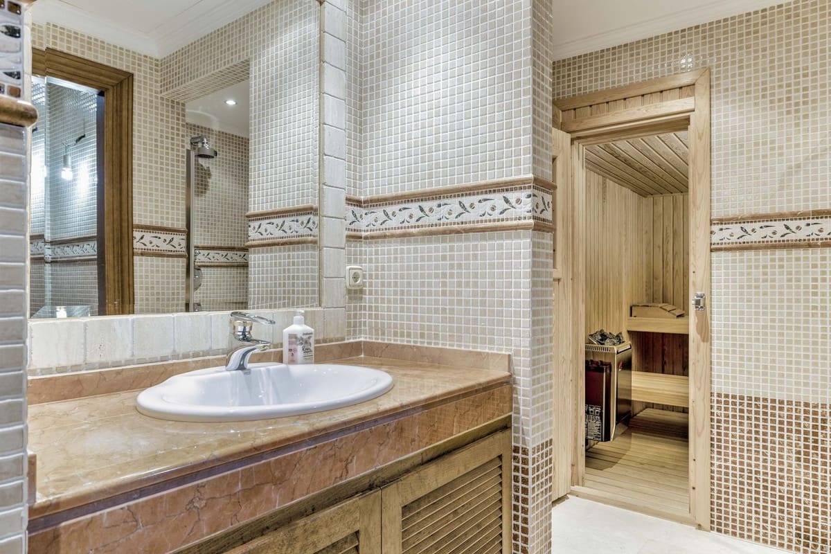 6 bedroom Villa for sale in Golden Mile with pool garage - € 12,500,000 (Ref: 8550764)