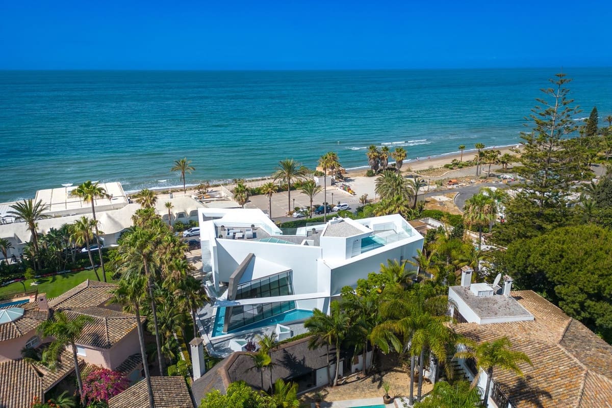 6 sypialnia Willa na sprzedaż w Los Monteros z basenem garażem - 12 500 000 € (Ref: 8550774)